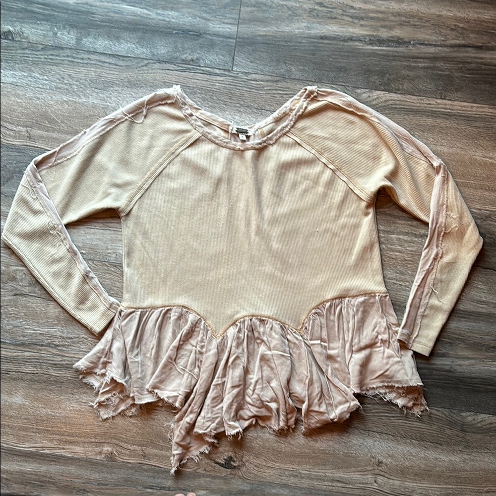 Gimmicks by BKE Cream Top with Ruffle Hem size M